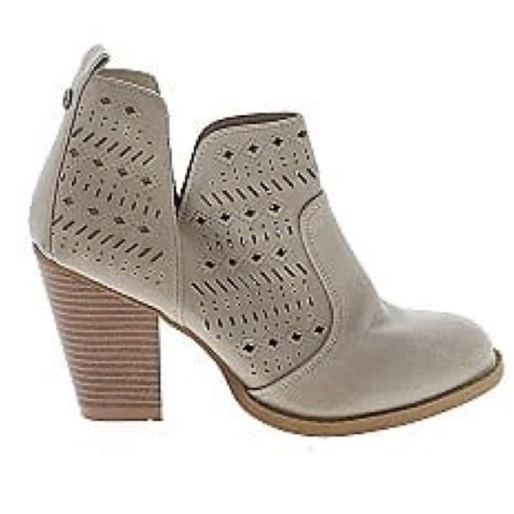 New Daisy Fuentes Willian Western Fall Ankle Booties size 8
New without box